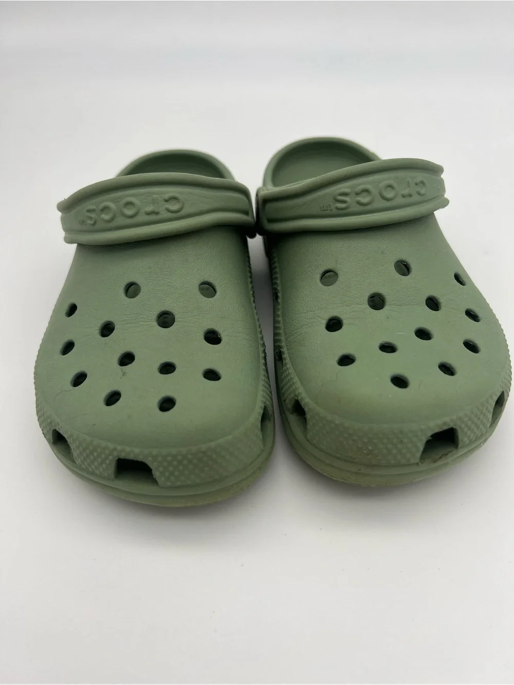Crocs J2 Kids size 2 Classic Clog in Olive Green Comfortable Slip-On Shoes